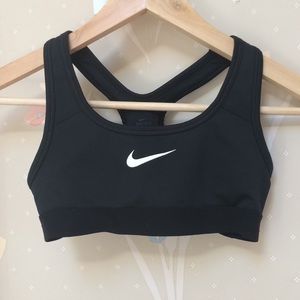 black nike sports bra